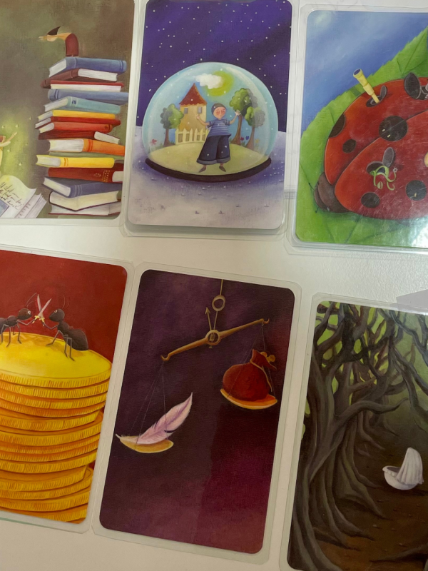 Cartas ilustradas de imágenes simbólicas utilizadas en terapia para expresar emociones y vivencias