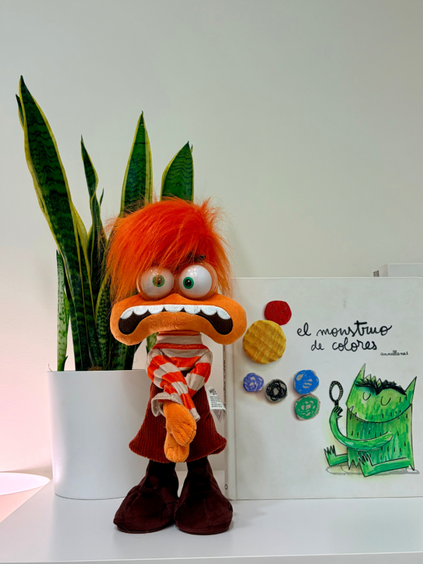 Peluche de Ansiedad de la película Del Revés 2 junto al cuento El monstruo de colores y una planta, recursos para trabajar las emociones en la consulta de Hara Psicoterapia