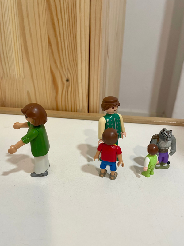 Figuras de juguete que representan a los miembros de una familia, utilizadas para explorar vínculos en terapia sistémica